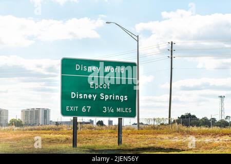 Orlando, USA - 19. Oktober 2021: Straßenausgangsschild für Disney World Epcot in Disney Springs für den Freizeitpark Magic Kingdom im Florida Lake Buena Stockfoto
