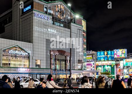 Shinjuku, Japan - 28. März 2019: Shinjuku in Tokio, Japan Nachtleben mit großem Einkaufszentrum Lumine 2 außen in der Innenstadt in der Nähe des Bahnhofs Stockfoto