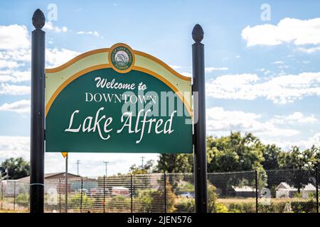 Lake Alfred, USA - 19. Oktober 2021: Willkommen in der Innenstadt von Lake Alfred City, einer kleinen Stadt in Polk County in Lakeland Winter Haven Metropolitan Statistical Stockfoto