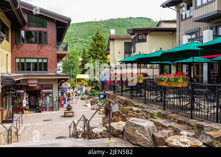 Vail, USA - 29. Juni 2019: Treppen hinunter auf der Gore Creek Drive Street mit Menschen in der Einkaufsgegend Geschäfte in Colorado Stockfoto