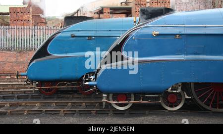 Zwei A4 Class British Vintage Dampflokomotive. Stockfoto