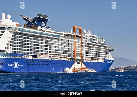 Mykonos, Griechenland - 2022. Juni: Celebrity Edge-Schiff vor der griechischen Insel Mykonos vor Anker. Das Schiff wird von Celebrity Cruises betrieben. Stockfoto