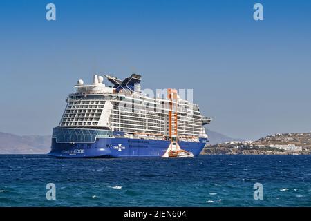 Mykonos, Griechenland - 2022. Juni: Celebrity Edge-Schiff vor der griechischen Insel Mykonos vor Anker. Das Schiff wird von Celebrity Cruises betrieben. Stockfoto