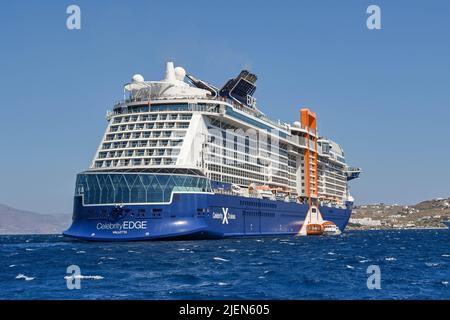 Mykonos, Griechenland - 2022. Juni: Celebrity Edge-Schiff vor der griechischen Insel Mykonos vor Anker. Das Schiff wird von Celebrity Cruises betrieben. Stockfoto