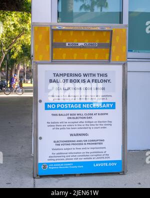 Los Angeles, CA, USA – 27. Juni 2022: Offizielle Absetzung der Wahlurne im Plummer Park in Los Angeles, CA. Stockfoto