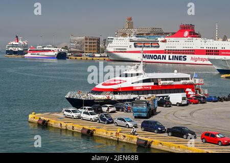 Piräus, Athen, Griechenland - 2022. Juni: Schnellfähre im Hafen mit Autos, die im Hafen anstehen, um an Bord einer Fähre im Hafen von Piräus zu gehen. Stockfoto