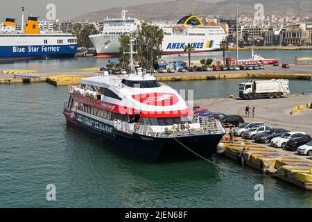 Piräus, Athen, Griechenland - 2022. Juni: Schnellfähre Flying Cat 6 von Hellenic Seaways liegt im Hafen von Piräus. Stockfoto