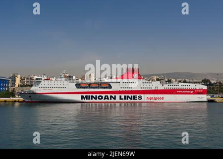 Piräus, Athen, Griechenland - 2022. Juni: Schnellfähre Kydon Palace im Hafen von Piräus festgemacht. Das Schiff wird von Minoan Lines betrieben. Stockfoto