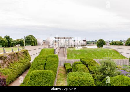 Wellen von Hecken, Thames Barrier Park, Silvertown, Newham, London, England, 19. Juni 2022 Stockfoto