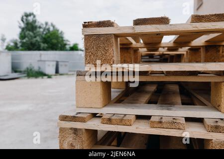 Auf der Straße liegen Holzpaletten übereinander. Nahaufnahme Stockfoto