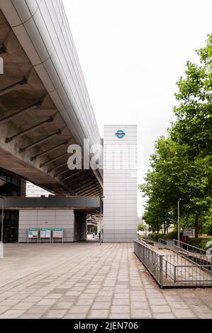 Ein Docklands Light Railway Zug fährt in den DLR-Bahnhof Pontoon Dock im Osten Londons ein Stockfoto
