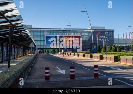 Madrid, Spanien. 27.. Juni 2022. Blick auf die IFEMA, wo der NATO-Gipfel stattfinden wird. Am 29.. Und 30.. Juni 2022 wird Spanien Gastgeber eines NATO-Gipfels in Madrid sein. Quelle: Marcos del Mazo/Alamy Live News Stockfoto