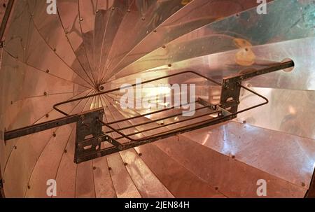 Metallschale aus reflektierenden Platten - Solarofen, Nahaufnahme Detail Stockfoto