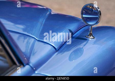 Rückspiegel am vorderen Kotflügel aus blauem Oldtimer in Metallic-Farbe, Nahaufnahme Detail montiert Stockfoto