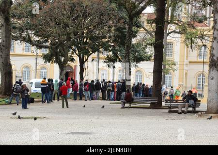 Curitiba, Parana, Brasilien. 27.. Juni 2022. Wetter: Fußgänger in warmer Kleidung stehen einem kalten Tag in Curitiba gegenüber. 27. Juni 2022, Curitiba, Parana, Brasilien: Fußgänger, die Kleidung tragen, sehen sich am Montag (27) auf dem Rui Barbosa-Platz in der Innenstadt von Curitiba einem kalten Tag gegenüber (Foto: © Edson De Souza/TheNEWS2 via ZUMA Press Wire) Stockfoto