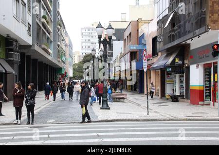 Curitiba, Parana, Brasilien. 27.. Juni 2022. Wetter: Fußgänger in warmer Kleidung stehen einem kalten Tag in Curitiba gegenüber. 27. Juni 2022, Curitiba, Parana, Brasilien: Fußgänger, die Kleidung tragen, sehen sich am Montag (27) auf dem Rui Barbosa-Platz in der Innenstadt von Curitiba einem kalten Tag gegenüber (Foto: © Edson De Souza/TheNEWS2 via ZUMA Press Wire) Stockfoto