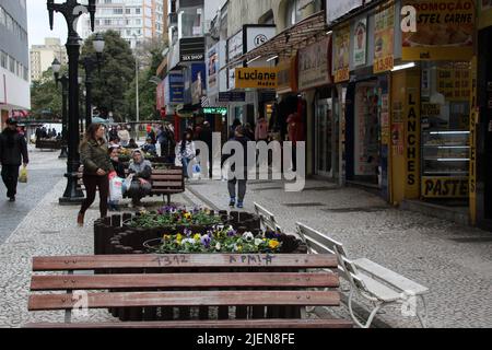 Curitiba, Parana, Brasilien. 27.. Juni 2022. Wetter: Fußgänger in warmer Kleidung stehen einem kalten Tag in Curitiba gegenüber. 27. Juni 2022, Curitiba, Parana, Brasilien: Fußgänger, die Kleidung tragen, sehen sich am Montag (27) auf dem Rui Barbosa-Platz in der Innenstadt von Curitiba einem kalten Tag gegenüber (Foto: © Edson De Souza/TheNEWS2 via ZUMA Press Wire) Stockfoto