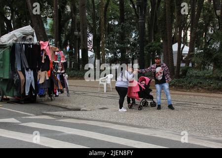 Curitiba, Parana, Brasilien. 27.. Juni 2022. Wetter: Fußgänger in warmer Kleidung stehen einem kalten Tag in Curitiba gegenüber. 27. Juni 2022, Curitiba, Parana, Brasilien: Fußgänger, die Kleidung tragen, sehen sich am Montag (27) auf dem Rui Barbosa-Platz in der Innenstadt von Curitiba einem kalten Tag gegenüber (Foto: © Edson De Souza/TheNEWS2 via ZUMA Press Wire) Stockfoto