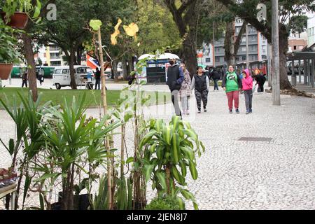 Curitiba, Parana, Brasilien. 27.. Juni 2022. Wetter: Fußgänger in warmer Kleidung stehen einem kalten Tag in Curitiba gegenüber. 27. Juni 2022, Curitiba, Parana, Brasilien: Fußgänger, die Kleidung tragen, sehen sich am Montag (27) auf dem Rui Barbosa-Platz in der Innenstadt von Curitiba einem kalten Tag gegenüber (Foto: © Edson De Souza/TheNEWS2 via ZUMA Press Wire) Stockfoto