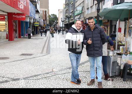 Curitiba, Parana, Brasilien. 27.. Juni 2022. Wetter: Fußgänger in warmer Kleidung stehen einem kalten Tag in Curitiba gegenüber. 27. Juni 2022, Curitiba, Parana, Brasilien: Fußgänger, die Kleidung tragen, sehen sich am Montag (27) auf dem Rui Barbosa-Platz in der Innenstadt von Curitiba einem kalten Tag gegenüber (Foto: © Edson De Souza/TheNEWS2 via ZUMA Press Wire) Stockfoto