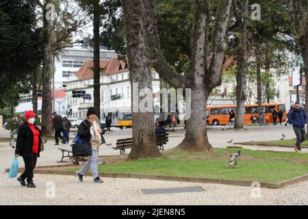 Curitiba, Parana, Brasilien. 27.. Juni 2022. Wetter: Fußgänger in warmer Kleidung stehen einem kalten Tag in Curitiba gegenüber. 27. Juni 2022, Curitiba, Parana, Brasilien: Fußgänger, die Kleidung tragen, sehen sich am Montag (27) auf dem Rui Barbosa-Platz in der Innenstadt von Curitiba einem kalten Tag gegenüber (Foto: © Edson De Souza/TheNEWS2 via ZUMA Press Wire) Stockfoto