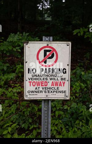 Old Rusty Metal No Parking Sign in Woods Stockfoto