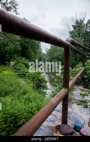 Die Alte Holzbrücke Steht Über Dem Sanft Fließenden Fluss Stockfoto