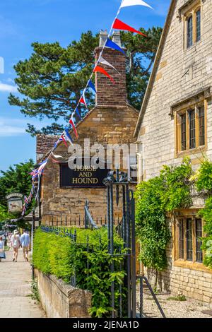 Lokale Geschäfte, Geschäfte und Häuser im schönen Dorf Broadway in Worcestershire. Stockfoto