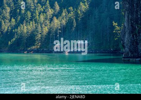 Kleine moderne Holzhütten am Ufer der Resurrection Bay in der Nähe von Seward Alaska Stockfoto