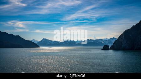 Breites Panorama schneebedeckter Bergspitzen mit Blick auf die Resurrection Bay in der Nähe von Seward in Alaska Stockfoto