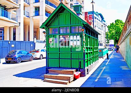 Restauriertes Victorian Horse Cab Drivers Shelter, Emabankment, London, England Stockfoto