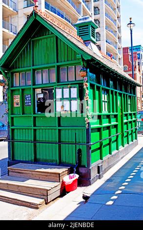 Restauriertes Victorian Horse Cab Drivers Shelter, Emabankment, London, England Stockfoto