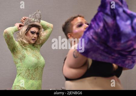 Scranton, Usa. 25.. Juni 2022. Frühere Gewinner des NEPA Pride fest Pageant bereiten sich auf die Jury vor. Kredit: SOPA Images Limited/Alamy Live Nachrichten Stockfoto