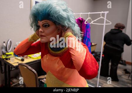 Scranton, Usa. 25.. Juni 2022. Drag Queen Eileen O'Brennan repariert ihre Perücke vor dem Wettkampf. Kredit: SOPA Images Limited/Alamy Live Nachrichten Stockfoto