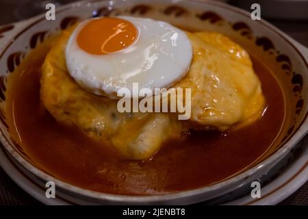 Nahaufnahme von Francesinha typisches Gericht von Porto. Typisches Essen von Porto, Portugal. Stockfoto