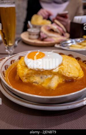 Nahaufnahme von Francesinha typisches Gericht von Porto. Typisches Essen von Porto, Portugal. Stockfoto