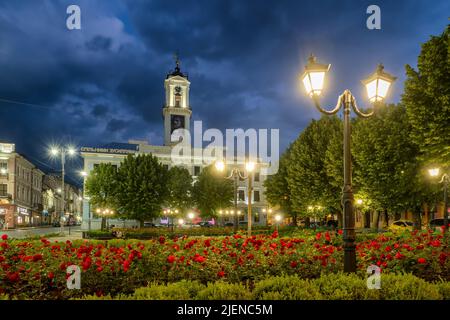 Stadt Hal auf dem zentralen Platz von Czerniwzi in der Nacht, Westukraine Stockfoto