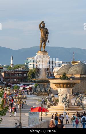 Kriegerdenkmal und andere Skulpturen im Stadtzentrum von Skopje im Sommer Stockfoto