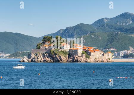 Panorama der Insel Sveti Stefan am sonnigen Sommertag in Montenegro Stockfoto