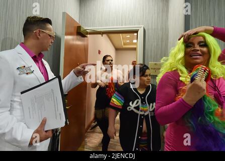 Scranton, Usa. 25.. Juni 2022. Pageant-Koordinator Jacob Kelley zeigt den Teilnehmern den Weg auf die Bühne. (Foto von Aimee Dilger/ SOPA Images/Sipa USA) Quelle: SIPA USA/Alamy Live News Stockfoto