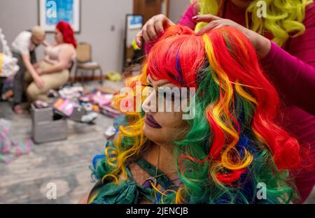 Scranton, Usa. 25.. Juni 2022. Drag Queen Luna Tic hat ihre Perücke vor dem Wettkampf fixiert. (Foto von Aimee Dilger/ SOPA Images/Sipa USA) Quelle: SIPA USA/Alamy Live News Stockfoto