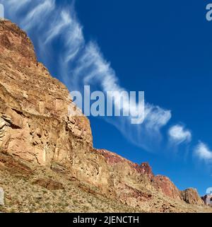 Orographische Wolken entstehen durch die Topographie des Ortes. Hier folgen sie der Klippe bei Mile 176 am Colorado River im Grand Canyon Stockfoto