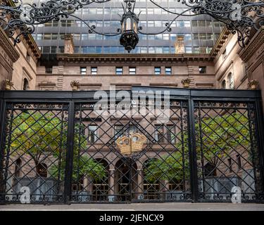 Blick auf die Fassade des Lotte New York Palace Hotel NYC. Stockfoto
