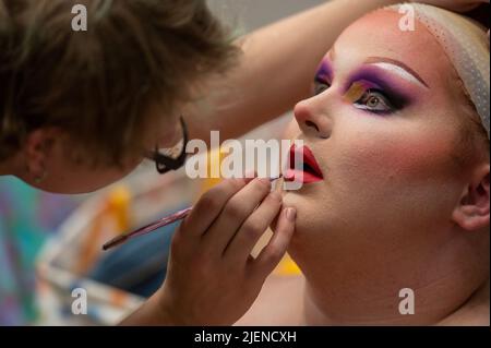 Scranton, Usa. 25.. Juni 2022. Drag Queen Sedusa Moore hat sich vor dem Wettbewerb bereits Make-up aufgetragen. (Foto von Aimee Dilger/ SOPA Images/Sipa USA) Quelle: SIPA USA/Alamy Live News Stockfoto