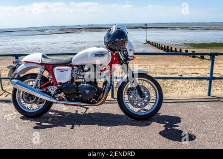 Triumph Thruxton 900 Motorrad geparkt auf der Promenade in Southend on Sea, Essex, Großbritannien. Küstenstadt, Stadt, an der Themse-Mündung Stockfoto