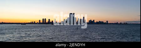 Silhouette von Jersey City gegen den Sonnenuntergang Stockfoto