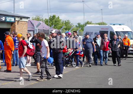 Croft, England, 26. Juni 2022. Rundgang durch die Boxengasse und Autogrammstunde bei der British Touring Car Championship auf dem Croft Circuit. Quelle: Colin Edwards Stockfoto