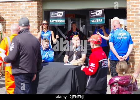 Croft, England, 26. Juni 2022. Dexter Patterson und Aiden Moffat von Laser Tools Racing signieren Autogramme während des Boxenlandspaars beim British Touring Car Championship Meeting auf Croft Circuit. Quelle: Colin Edwards Stockfoto