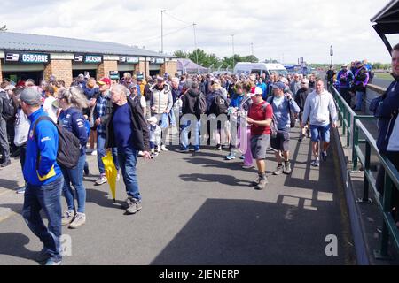 Croft, England, 26. Juni 2022. Rundgang durch die Boxengasse und Autogrammstunde bei der British Touring Car Championship auf dem Croft Circuit. Quelle: Colin Edwards Stockfoto