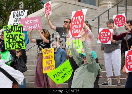 Helena, Montana – 24. Juni 2022: Frauen protestieren gegen das Abtreibungsverbot und stürzen die Rogen gegen Wade durch den Obersten Gerichtshof in der Staatshauptstadt, wobei sie pro choic halten Stockfoto